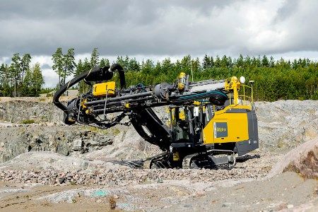Epiroc’s ‘smart’ surface drill rigs keep Fraser Drill Blast Management on the cutting edge